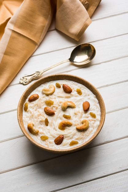 Khir of kheer payasam ook bekend als Sheer Khurma Seviyan, vooral geconsumeerd op Eid of een ander festival in India of Azië. Geserveerd met toppings van droog fruit in een kom