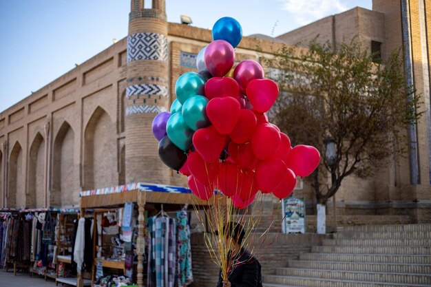 Photo khiva uzbekistan november 19 2023 boy with the balloon in outdoor khiva the khoresm agricultural oasis citadel