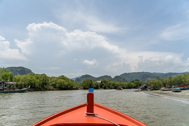 Phrachuap Khiri Khan Province의 Khao Sam Roi Yot 국립 공원에서 Khlong Daeng 운하 보트 여행