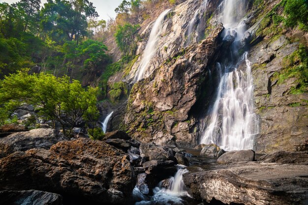 Foto cascata di khlong lan bellissime cascate nel parco nazionale di klong lan in thailandia