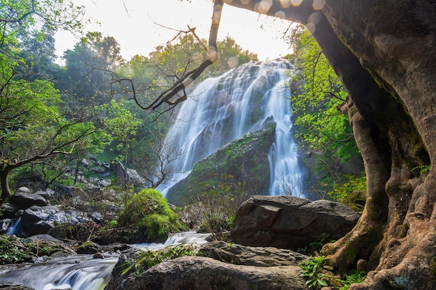 Khlong lan-waterval prachtige watervallen in het nationale park van klong lan in thailand