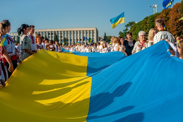 Khmelnitsky, Oekraïne, 24 augustus 2018 mensen in traditionele Oekraïense kleding op de feestdag Onafhankelijkheidsdag van Oekraïne