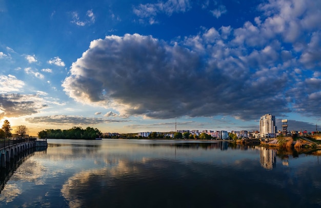 Khmelnytskyi Oekraïne 10 mei 2023 Avonddijk in de stad Khmelnytskyi