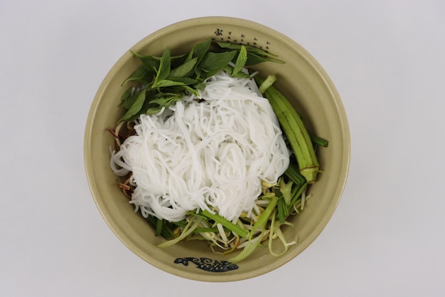 Foto noodle khmer e verdure fresche
