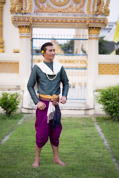 Khmer-stijldans van Thaise mannen is elegant.