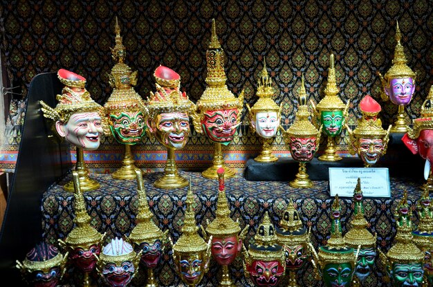 2015년 11월 21일 태국 논타부리의 코 크렛 섬에서 쇼 및 판매 여행자를 위한 콘 헤드 석고 인형