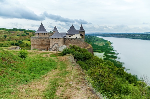 Khotyn fort eeuwen met een fortificatiecomplex Een van de zeven wonderen van Oekraïne gelegen