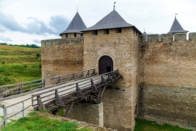 Fortezza di khotyn del x xviii secolo con un complesso di fortificazioni, una delle sette meraviglie dell'ucraina situata sulla riva destra del fiume. dniester nella città di khotyn.