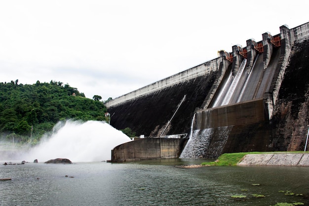 Khun Dan Prakan Chon betonnen dam of Khlong ThaDan Barrage Dam terwijl het water uit het reservoir wordt afgevoerd met Thaise mensen en buitenlandse reizigers die een bezoek brengen aan Ban Tha Dan Village in Nakhon Nayok, Thailand