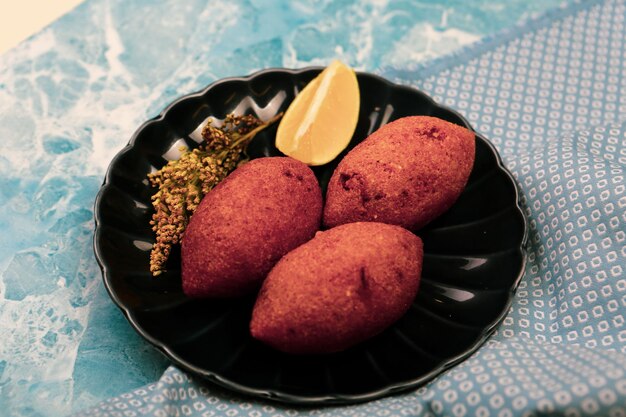 Kibbehは中東料理で人気のある料理です（トルコ名icli kofte）