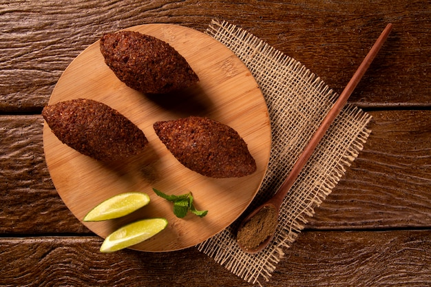 Kibbeh - Midden-Oosters gehakt en gefrituurde snack van bulgur tarwe. Ook populair feestgerecht in Brazilië (kibe).