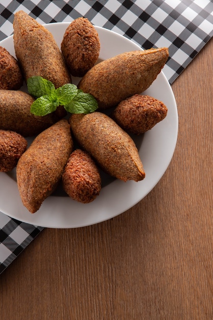 Kibbeh - 중동에서 온 다진 고기. 튀긴 스낵 전형적인 브라질 인기 파티 요리(kibe).
