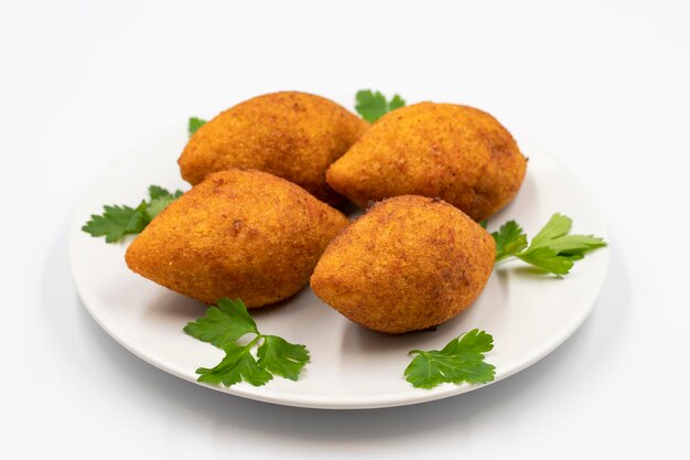 Киббе на белом фоне Киббе - популярное блюдо в ближневосточной кухне Набитые мясные шарики Еда Фалафель икли Кофта Куибе Горизонтальный вид Вблизи