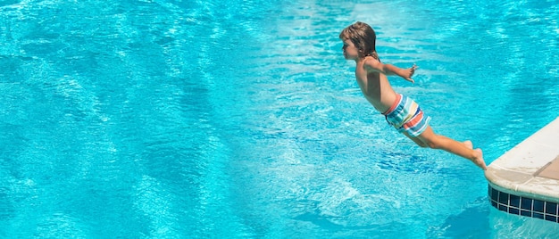Ребенок в аквапарке ребенок прыгает в воду на летних каникулах, плавая на баннере летнего лагеря для назн