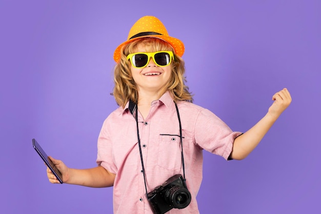 Kid blogger vlogger influencer met behulp van mobiele telefoon schattig kind toerist met smartphone op kleur st