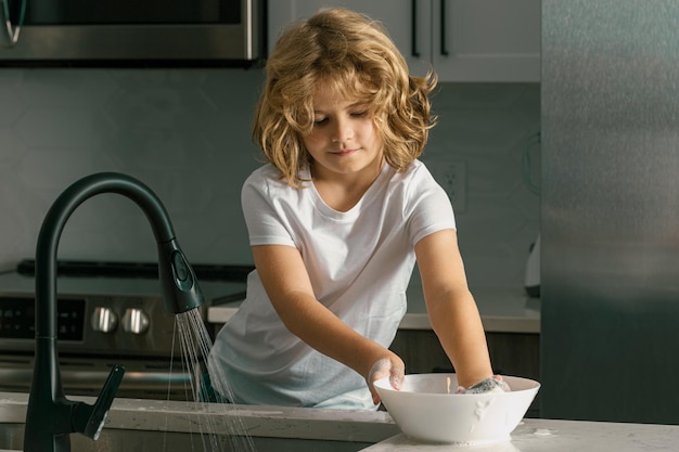 집안일을 하는 부모를 돕는 부엌 인테리어 아이에서 설거지 하는 아이 소년
