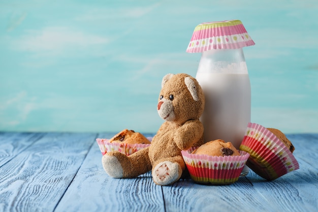 Детский завтрак с молоком и кексами