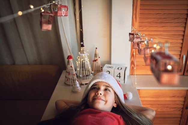 トイレットペーパーロールマジッククリスマスホリデーで作られたオリジナルのアドベントカレンダースキーリゾートの子供