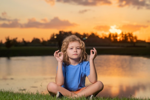 Фото Детское спокойствие и расслабление на фоне природы маленький ребенок медитирует, практикуя свободу йоги и c