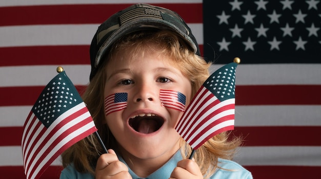 Дети празднуют День независимости 1-го июля Соединенные Штаты Америки концепция ребенка с американским