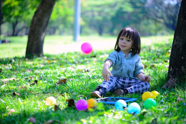 写真 キッドの確実性は、良い人間生活のスキルに育って楽しむことを学ぶ方法を発見した。