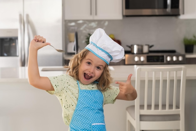 Kid chef kok dragen fornuis uniform en chef-kok hoed bereiden van voedsel op keuken Koken culinair en kids food concept