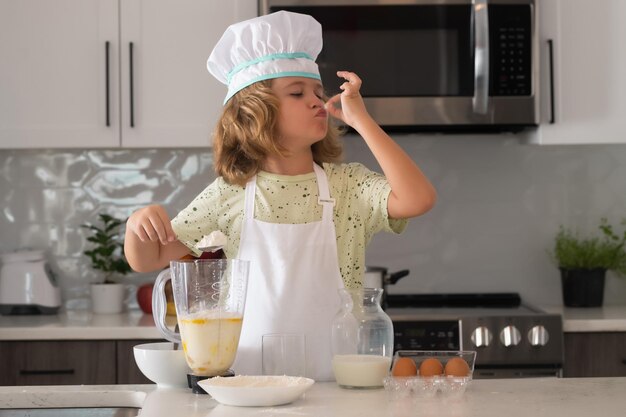 Kid chef-kok kookkunst in de keuken Portret van een klein kind in uniform van kok Schattig kind om een chef-kok te zijn Kind in chef hoed