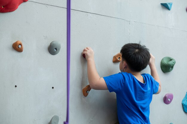 Kid doen indoor klimmen