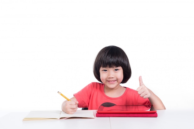 ребенок делает домашнее задание, детская писчая бумага