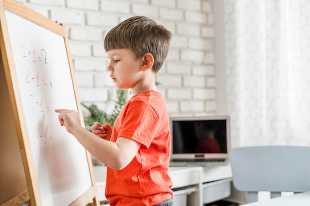 ボード上の数学をしている子供