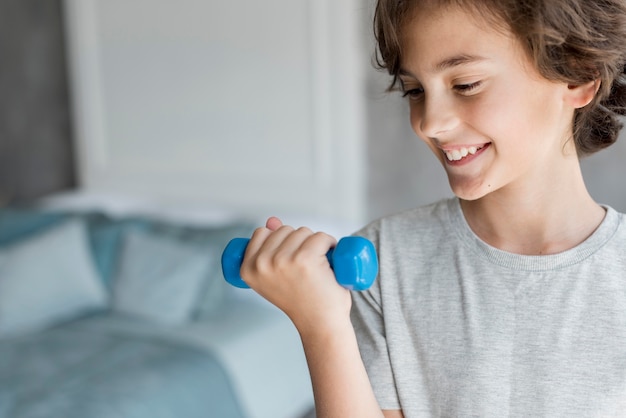 Foto bambino che fa sport a casa