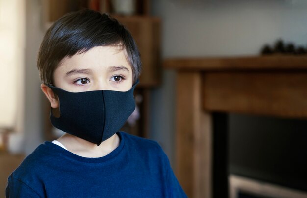 Kid dragen van medische gezichtsmasker