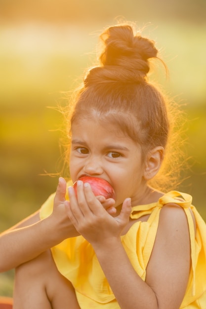아이는 야외에서 과일을 먹습니다 GMO 무료 식품 어린이를 위한 건강한 간식 여름 컨셉트 장소 텍스트