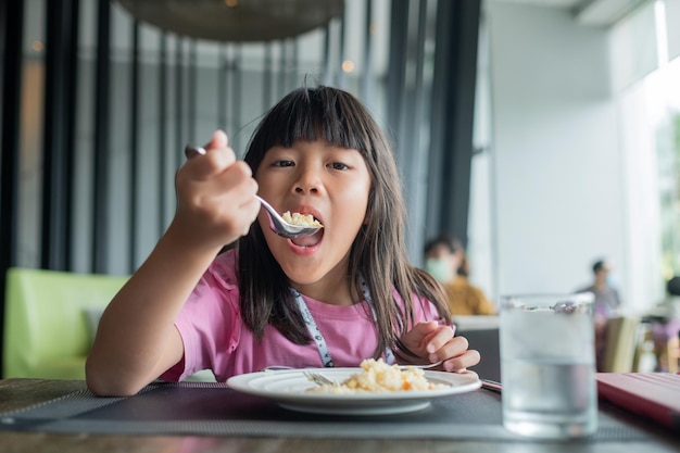 食べ物を食べる子供幸せな時間の朝食