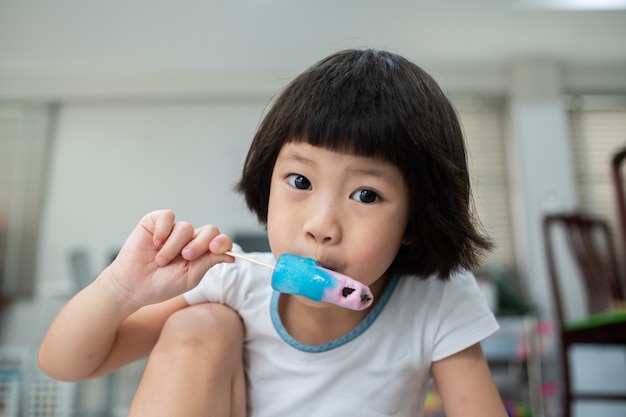 アイスクリームを食べる子供