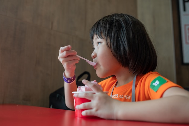 アイスクリームを食べる子供