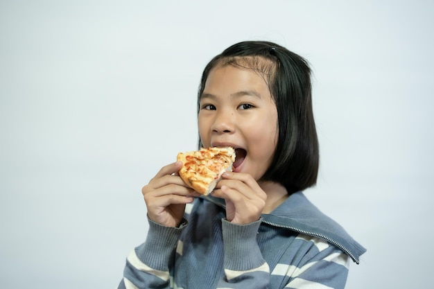 白い背景の上にピザを食べる子供