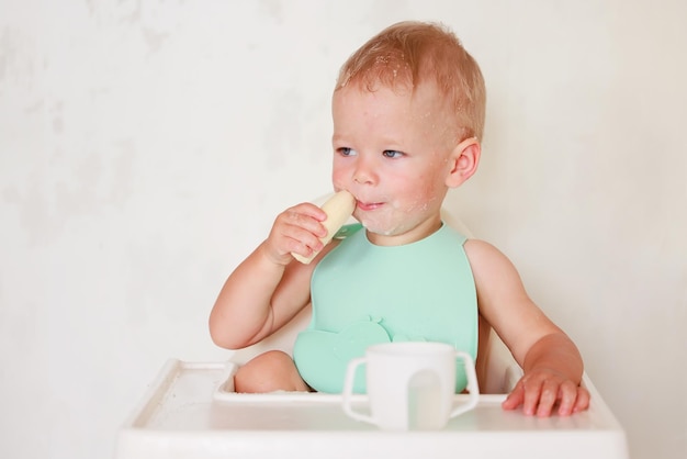 kid eats with a spoon and learns by himself