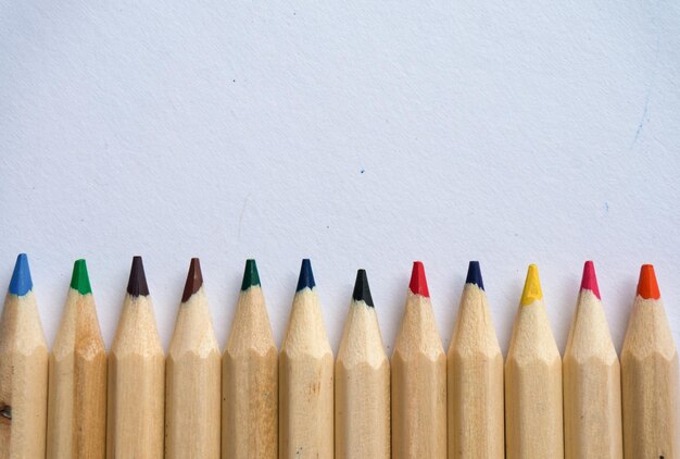 Концепция детского образования Цветные карандаши на белом фоне копируют пространство для текста