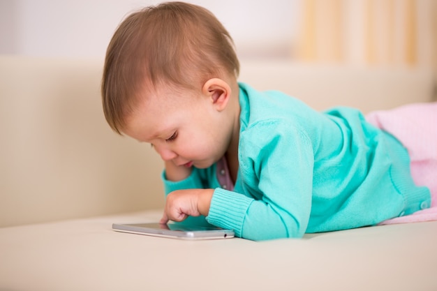 Kid en een halve maand oud spelen in een smartphone.