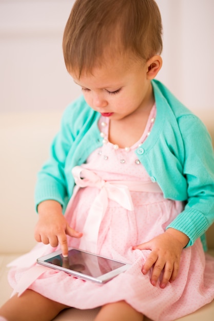 Kid en een halve maand oud spelen in een smartphone.