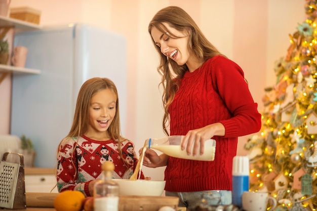 Kid en haar moeder samen koken in de keuken