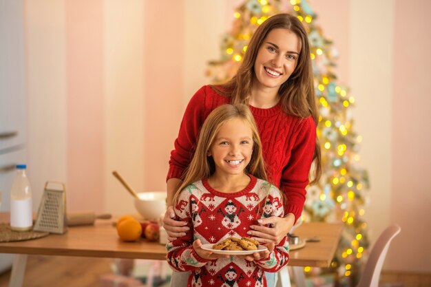 Kid en haar moeder samen koken in de keuken