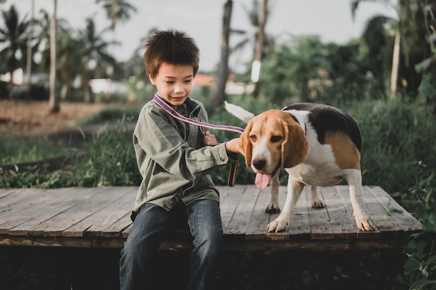 Kid en hond levensstijl in het park. Kleine jongen samen met huisdier als beste vriend. Outdoor activiteit op zomervakantie.