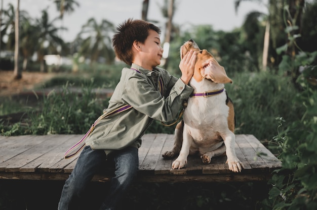 Kid en hond levensstijl in het park. Kleine jongen samen met huisdier als beste vriend. Outdoor activiteit op zomervakantie.