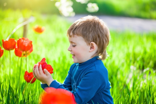 Bambino che esplora l'ambiente naturale nel metodo di apprendimento sensoriale del giardino fiorito per bambini