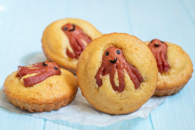 Cibo divertente per bambini muffin per cani di mais con pane di mais con spuntino carino con salsiccia di polpo