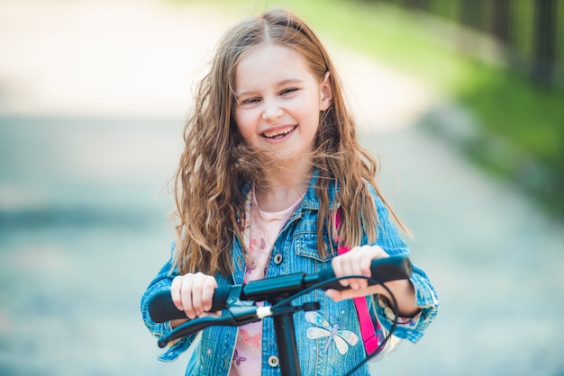 Kid genieten van rit in het park