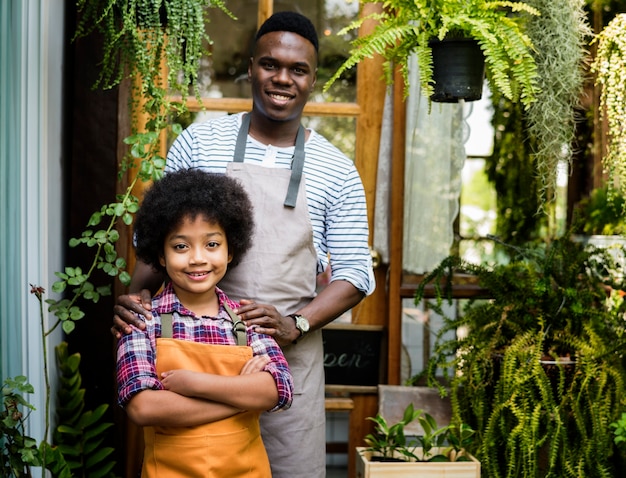 Kid Gesturing Stand voor planten Shop