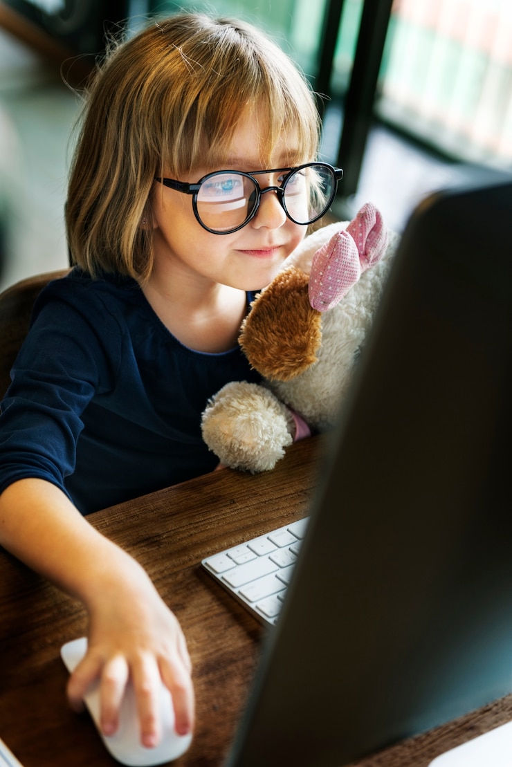 Photo kid girl computer relax leisure concept